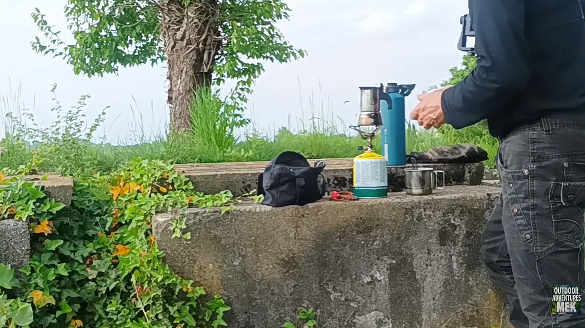 Pausa caffè con moka e vista panoramica sui vigneti campo da golf e colline moreniche mantovane