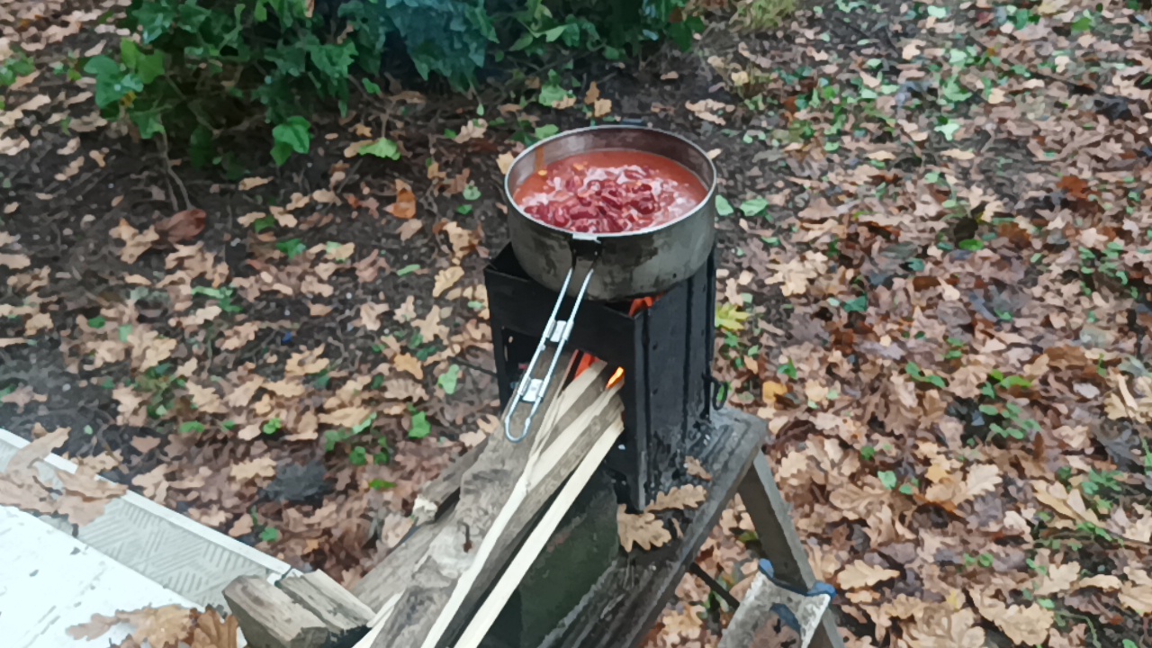 cucinare-con-fornellino-a-legna-outdoor-cooking