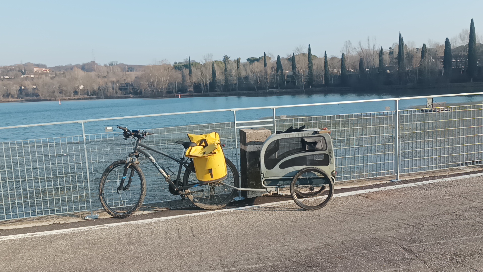 escursioni-con-bicicletta-decathlone-carrello-con-anche-dormire-in-tenda